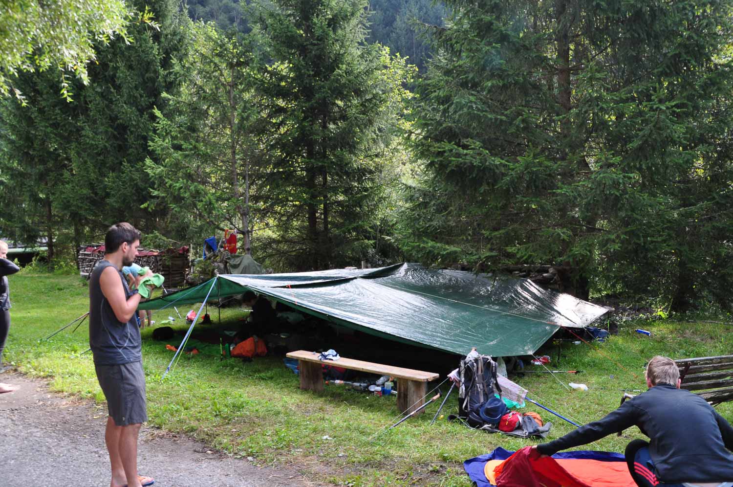Wildcampen neben der Haupstraße Wildcampen neben der Haupstraße