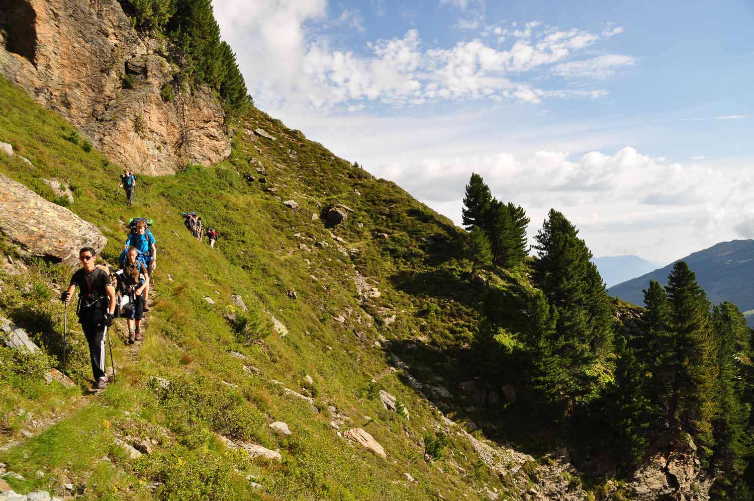 Gefährlich schmaler Weg am Hang