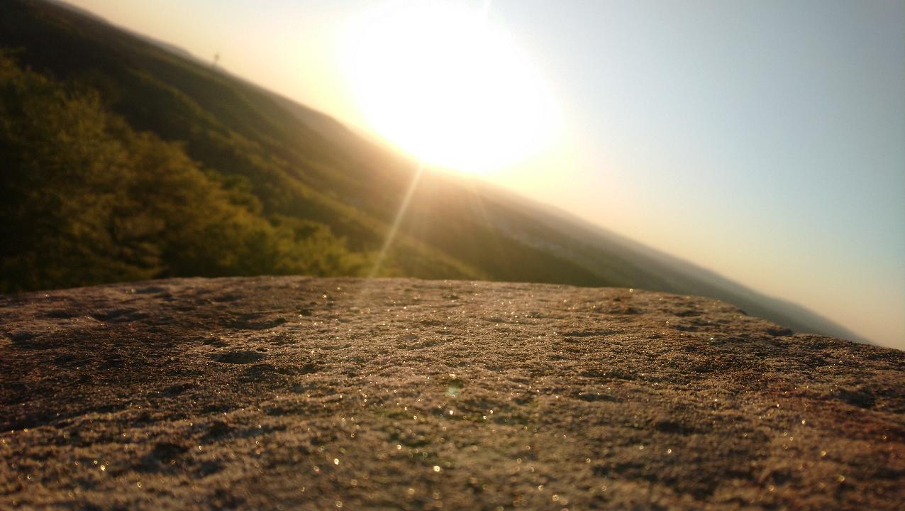 "Wo Sonnenlicht auf Stein trifft, fällt der Berg so steil ab, dass kein Grün mehr dort Halt findet." Gestein im Sonnenlicht