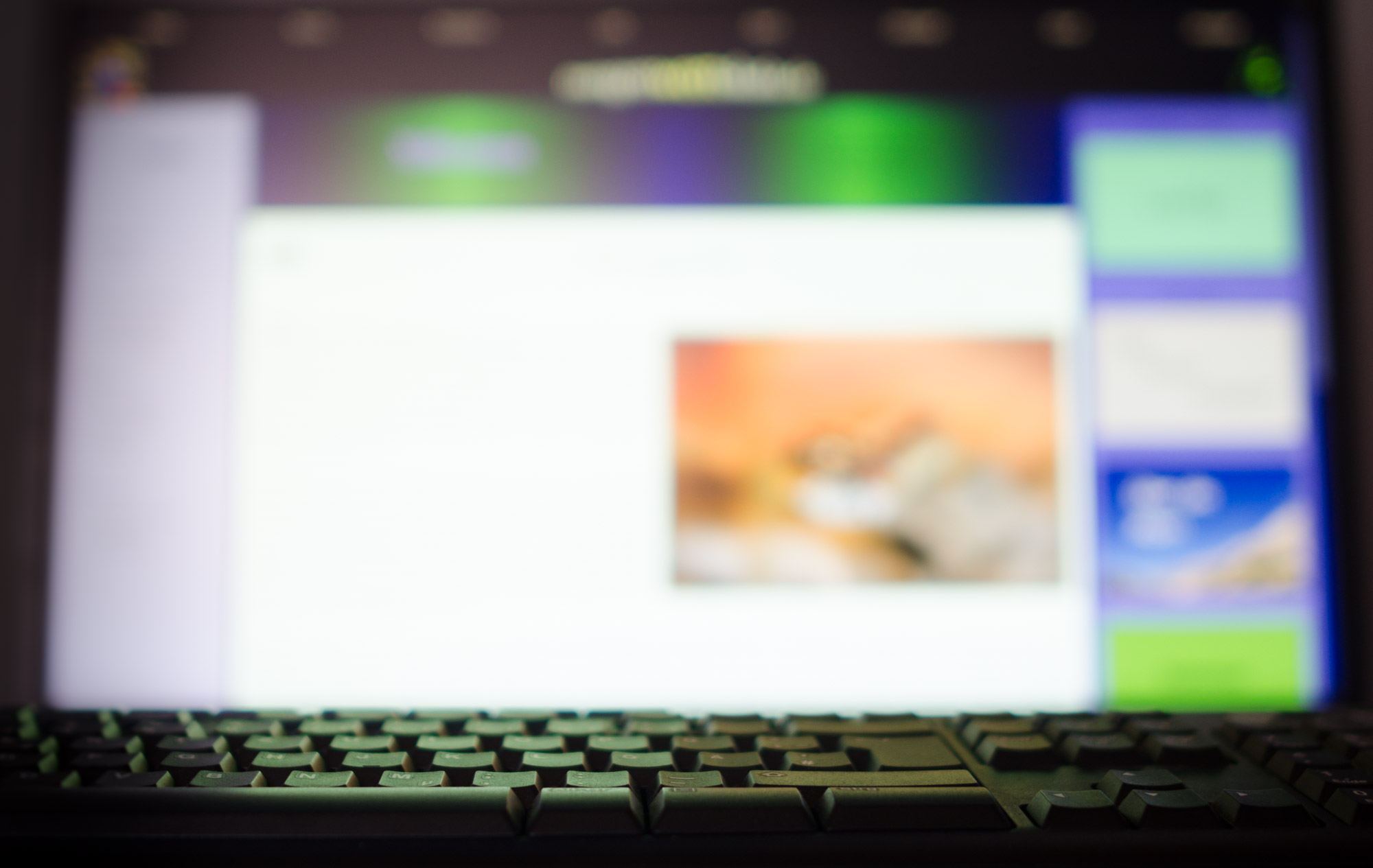 Arbeiten an der Webseite Website mit Tastatur im Vordergrund