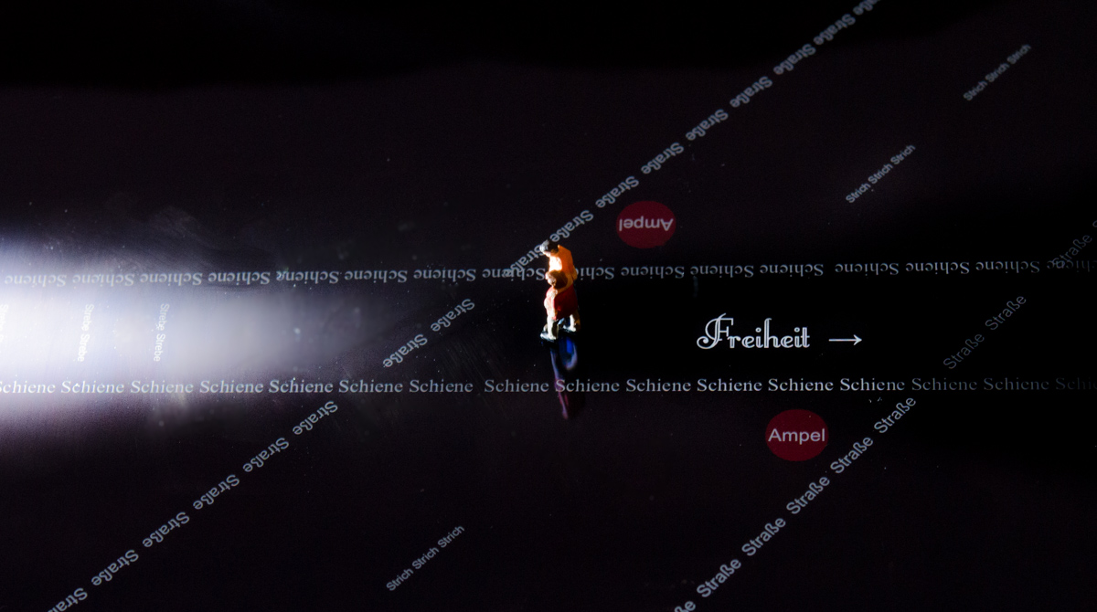 Zug in die Freiheit Personen auf Bahnübergang